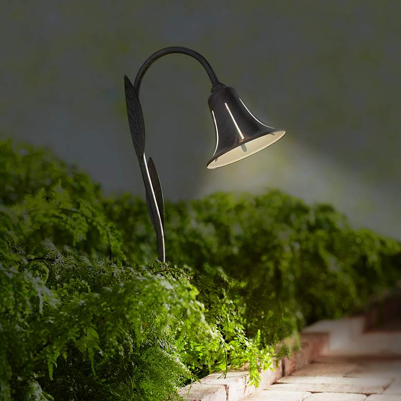 Low voltage clearance tulip landscape lights